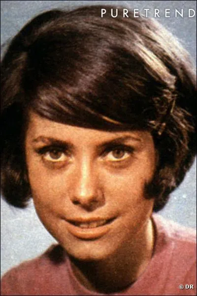 Elle débutait à l'écran avec cette coupe au carré et cette grosse frange, et portait encore sa couleur naturelle de cheveux. C'est en effet Catherine Deneuve qui devint blonde par le fait de quel réalisateur ?