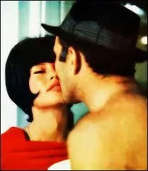 Dans ce film de Jean-Luc Godard, voici la blonde à la longue chevelure Brigitte Bardot, qui arbore une coupe au carré de cheveux noirs Quel est ce film aux célèbres dialogues ?
