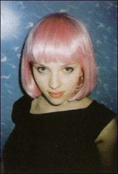 Encore un carré rose, qui semble être très tendance, pour ce personnage un peu paumé qui se promène à Tokyo, seule tandis que son jeune mari travaille. Qui est l'actrice sous la perruque ?