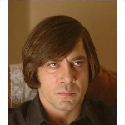 Même les hommes pratiquent cette coupe, parfois de façon particulièrement inesthétique, même portée par Javier Bardem ici. Dans quel film est-il ainsi coiffé ?