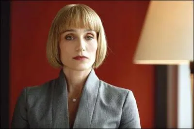 L'actrice Kristin Scott Thomas est très rarement blonde dans ses films, et encore moins avec ce type de coupe. Elle est ici une executive woman aux côtés de quel héros ?