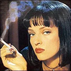 De même, l'actrice Uma Thurman est très rarement noire de cheveux à l'écran, et encore moins porteuse d'une coupe au carré, comme ici dans ce film à succès, très pince-sans-rire. Quel est le film ?