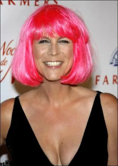 Jolie coupe au carré de cheveux rose, pour la baronne de Haden-Guest pour l'état civil britannique. Qui est l'actrice devenue réellement baronne anglaise ?