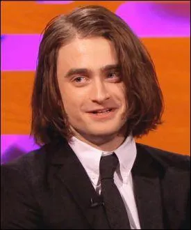 Quelle jolie coupe au carré pour Daniel Radcliffe ! Elle a été réalisée grâce à des extensions, a indiqué l'acteur. Quelle en est la raison ?