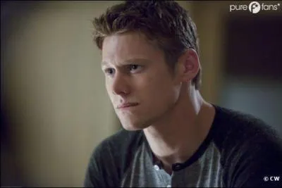 Que fait Matt après avoir appris que Caroline est un vampire ?