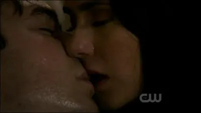 Pourquoi Elena embrasse-t-elle Damon ?