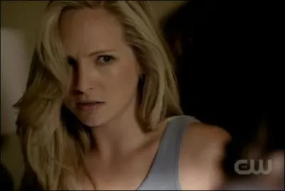 Pourquoi Caroline essaye-t-elle d'empêcher Elena d'aller voir Stefan ?