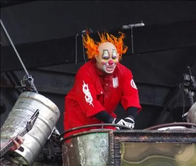 Dans quel groupe de métal ce clown survolté s'occupe-t-il des percussions ?