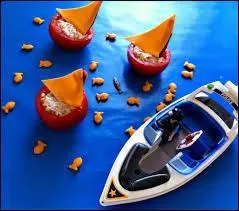 C'est l'été, les bateaux sont de sortie. Ici une tomate farcie de riz fait la coque, tandis que la voile est composée... ?