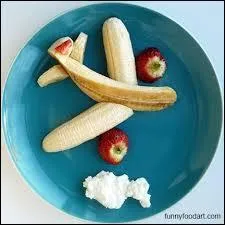 Oh, le bel avion ! Composé de bananes découpées et bien placées, l'avion vole dans le ciel grâce au bleu de l'assiette mais aussi à un délicieux nuage fait de... ?