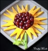 J'aime pas les fruits ! Si, mon ange, si ceux-ci sont ainsi disposés en jolie fleur ! Les raisins (ou framboises ou myrtilles... ) forment le coeur, et les pétales sont en... ?