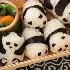 Un peu plus complexes à confectionner, mais si mignons que ces pandas faits de boulettes de riz et de... ?