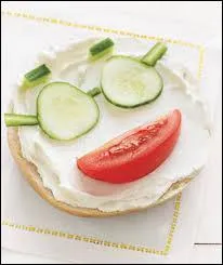 Les tartines, c'est banal ! Moins quand on leur ajoute des lunettes de soleil et un super sourire à la Angelina Jolie ! Si les lunettes sont en concombre, en quoi est le sourire ?