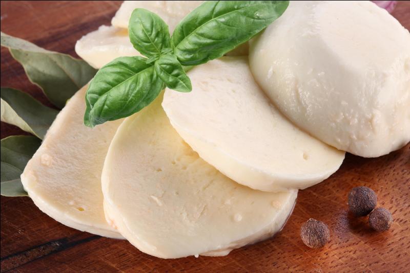 La mozzarella est un fromage italien très connu mais l'authentique doit normalement être fabriquée à base de quel lait ?