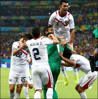 Deux équipes franchissent historiquement les quarts de finale, le Costa Rica et :