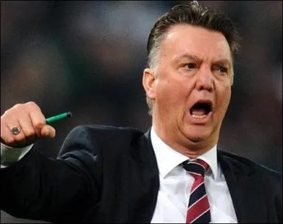 En quarts de finale, le Costa Rica résiste aux Néerlandais jusqu'aux tirs au but. Avant ça, que fait Louis van Gaal ?