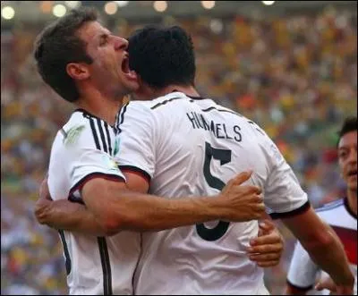 Les Allemands rencontrent l'équipe de France et ouvrent le score tôt grâce à un but de la tête de Mats Hummels mais surtout d'un marquage trop laxiste d'un Français ? Lequel ?