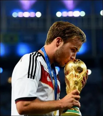 La finale Allemagne - Argentine est marquée par les ratés argentins, comme ceux d'Higuaín, Messi ou encore Palacio. Mais lors des prolongations, Mario Götze crucifie les Sud-Américains (1-0). Les Allemands sont sacrés grâce à ce but survenu à la :