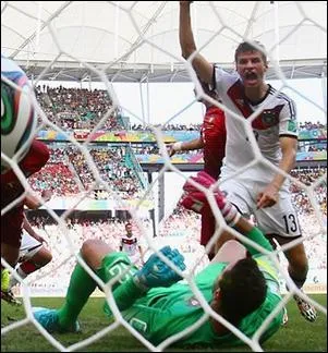 Autre équipe à se faire écraser le Portugal contre l'Allemagne grâce à un triplé de Thomas Müller. Qui marqua l'autre but allemand ?