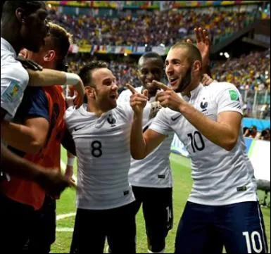 Pour le second match de l'équipe de France, cette dernière s'imposa facilement par 5-2, avec 5 buteurs différents. Qui n'a pas marqué ce soir-là ?