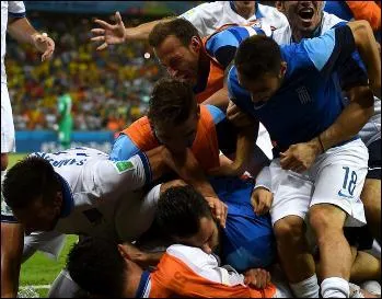 La Grèce est qualifiée en huitièmes grâce à un pénalty litigieux accordé contre les Ivoiriens. Samaras envoie son équipe en 1/8 mais qui a provoqué la faute ?