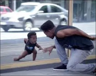 Dans quelle publicité y a-t-il un miroir qui reflète une image rajeunie ?