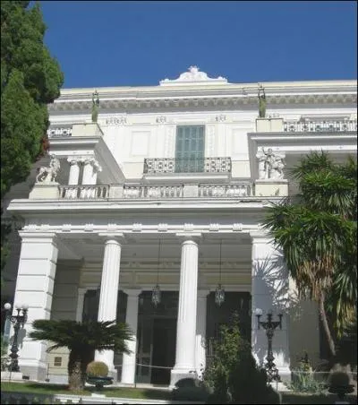 L'Achilleion est considéré comme le palais d'été préféré de Sissi impératrice d'Autriche ; ce palais se trouve : 