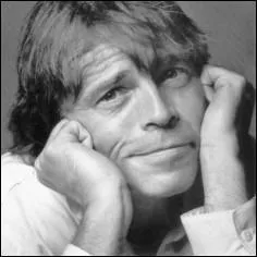 Du haut des poutrelles ou du fond des cours
Les ... gens vous saluent toujours. (P. Bachelet)