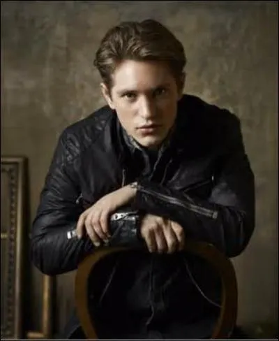 Et que pouvez-vous me dire sur ce jeune homme ?