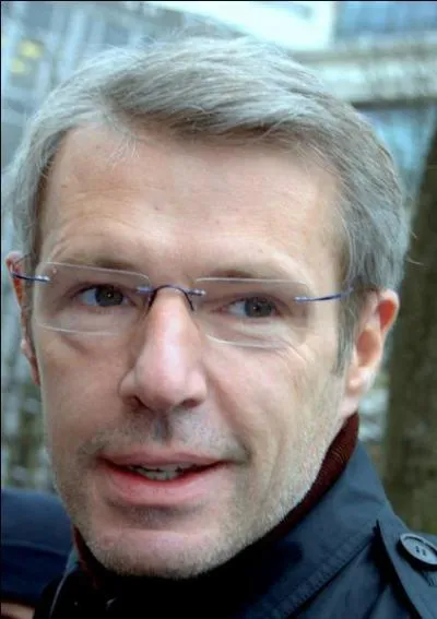 Quel lien de parenté unit l'acteur Lambert Wilson et le metteur en scène Georges Wilson ?