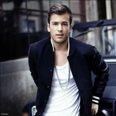 Il s'est fait connaître grâce à son premier titre : "Obrigado la famille". Qui est-ce ?