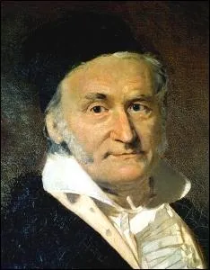 Carl-Friedrich Gauss (1777  1855), astronome, mathématicien et physicien allemand, est considéré comme le plus grand mathématicien de tous les temps. Il fut un initiateur au niveau de la rigueur, un grand novateur, un calculateur exceptionnel et un théoricien génial. Quel est son surnom dans le domaine des mathématiques ?