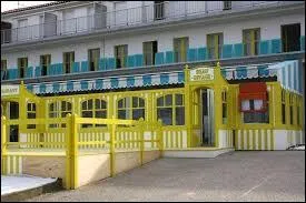 Comment s'appelle l'hôtel auquel la famille va séjourner ?