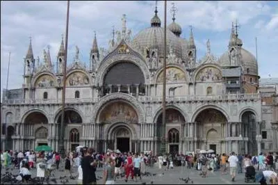 Dans quelle ville se trouve la basilique San Marco ?