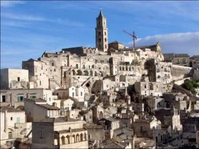 Laquelle de ces villes n'est pas au bord de la mer ?