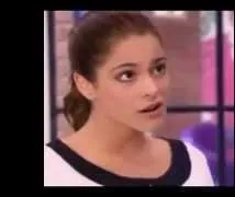 Sur la photo, quel garçon Violetta regarde-t-elle ?