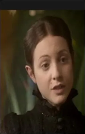 Son nom de naissance est Julia Stewart.