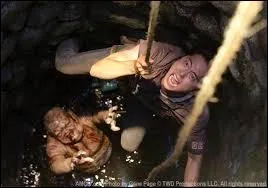 Où va Glenn pour tenter de récupérer de l'eau sous les yeux de tous les membres du groupe ?