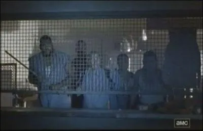 Combien trouvent-ils de membres à l'intérieur de ce bâtiment ?