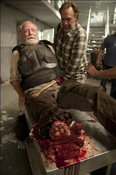 Quel personnage se fait morde puis couper la jambe pendant une invasion de zombies ?