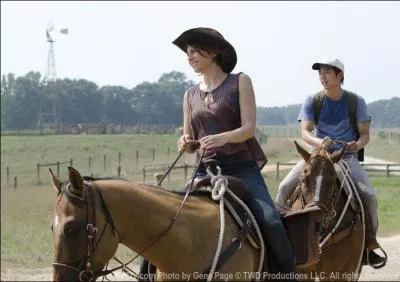 Dans la saison 2, une partie du groupe se trouve dans la forêt et une femme sur un cheval avertit le groupe que Carl s'est fait tirer dessus, qui est cette personne ?