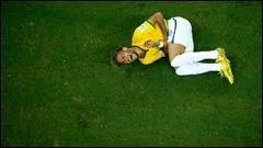 Neymar sort sur une civière lors du match contre la Colombie ;bilan :