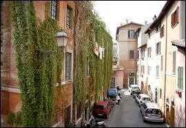 On continue cette visite par les plus beaux quartiers de Rome. On commence ici :