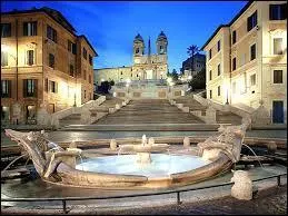 Nous voici maintenant sur une place, comme il en existe beaucoup à Rome. Mais celle-ci est très prisée par les touristes. Comment s'appelle-t-elle ? 