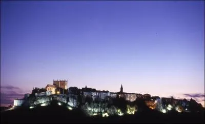 En quelles pierres est construite la belle cathédrale de Saint-Flour dans le Cantal?