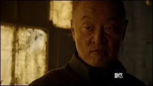 Dans la saison 3, un des japonnais a une prothèse sur le petit doigt, comme le surnomme t-on ?