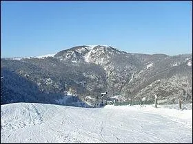 Si vous visitez la Franche-Comt, vous pourriez vous arrter au sommet du Ballon d'Alsace, mais au sud de quel massif montagneux se situe-t-il ?