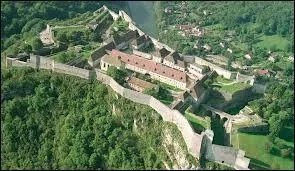 Autre très grand monument, voici la citadelle de Besançon, par quel architecte a-t-elle été construite ?