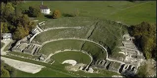 Voici un monument moins connu, mais très ancien, il s'agit d'un théâtre construit au 1er siècle, il est situé à :