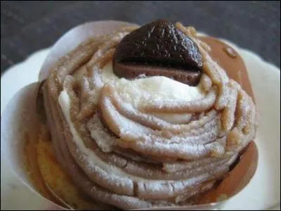 Quel est ce dessert constitu&eacute; d'une meringue garnie de chantilly et surmont&eacute;e de cr&egrave;me de marron ?